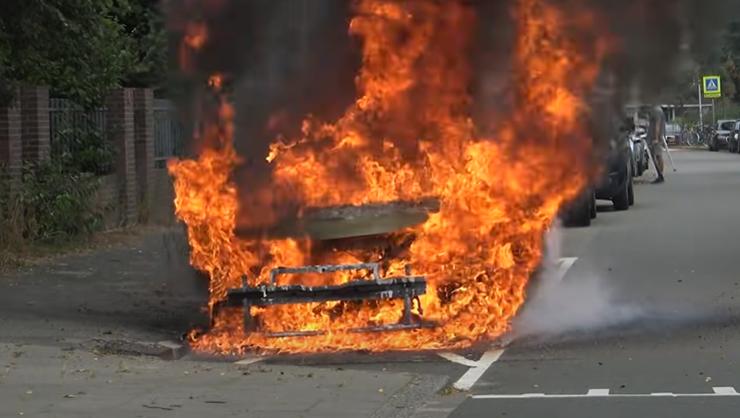 incendiu VW ID3, foc VW ID3, isu incendiu VW ID3, cum stingi VW ID3 in flacari, probleme foc VW ID3, probleme acumulatori VW ID3 ID4, pericol de incendiu VW ID3