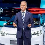 secera si ciocanul Volkswagen CEO Herbert Diess, casa lui Volkswagen CEO Herbert Diess vandalizata, seful vw comunist , vw da afara inca 100.000 de muncitori, porsche romania Volkswagen CEO Herbert Diess