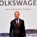secera si ciocanul Volkswagen CEO Herbert Diess, casa lui Volkswagen CEO Herbert Diess vandalizata, seful vw comunist , vw da afara inca 100.000 de muncitori, porsche romania Volkswagen CEO Herbert Diess