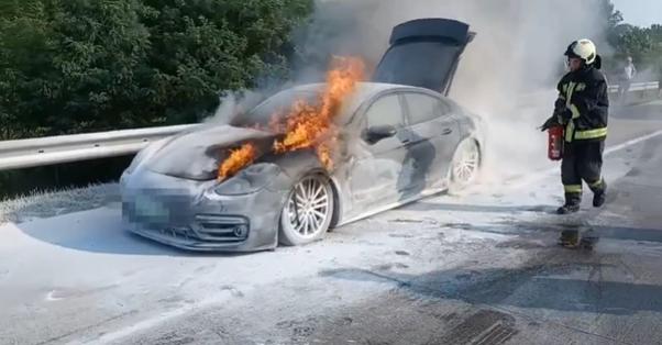 incendiu Porsche Panamera 4S E-Hybrid, foc baterie Porsche Panamera 4S E-Hybrid, probleme tehnice, autolatest romania